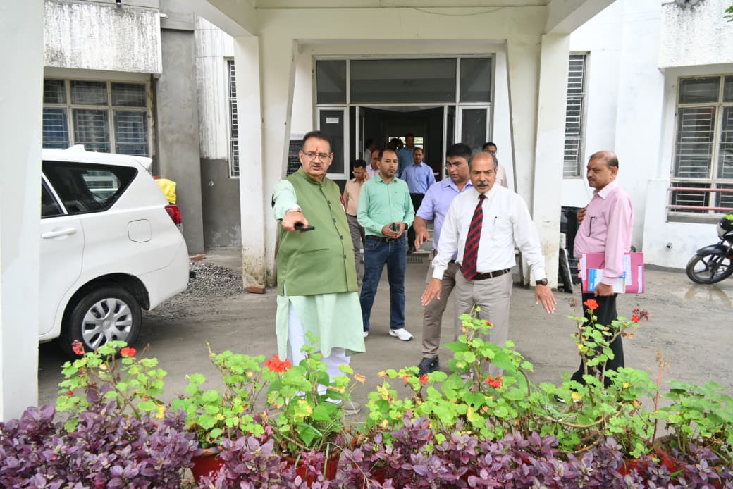 मंत्री गणेश जोशी ने किया सैनिक विश्राम गृह के जीर्णोद्धार कार्यों का निरीक्षण